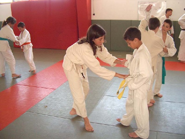 ragazzi che praticano judo